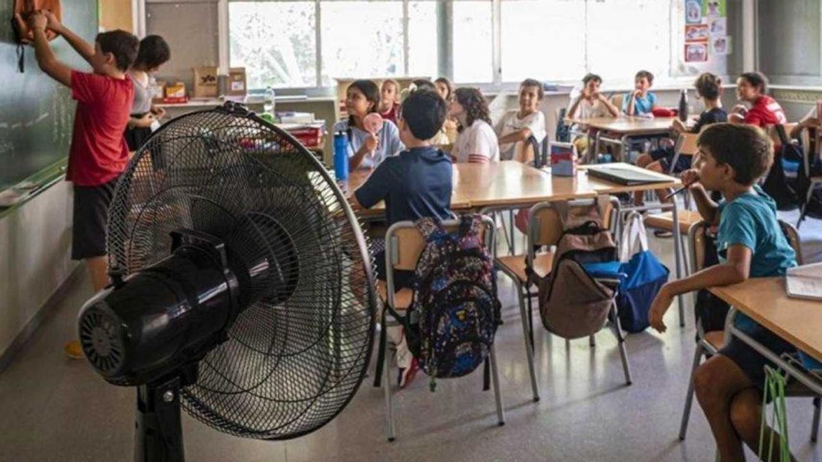 Un ventilador en un aula