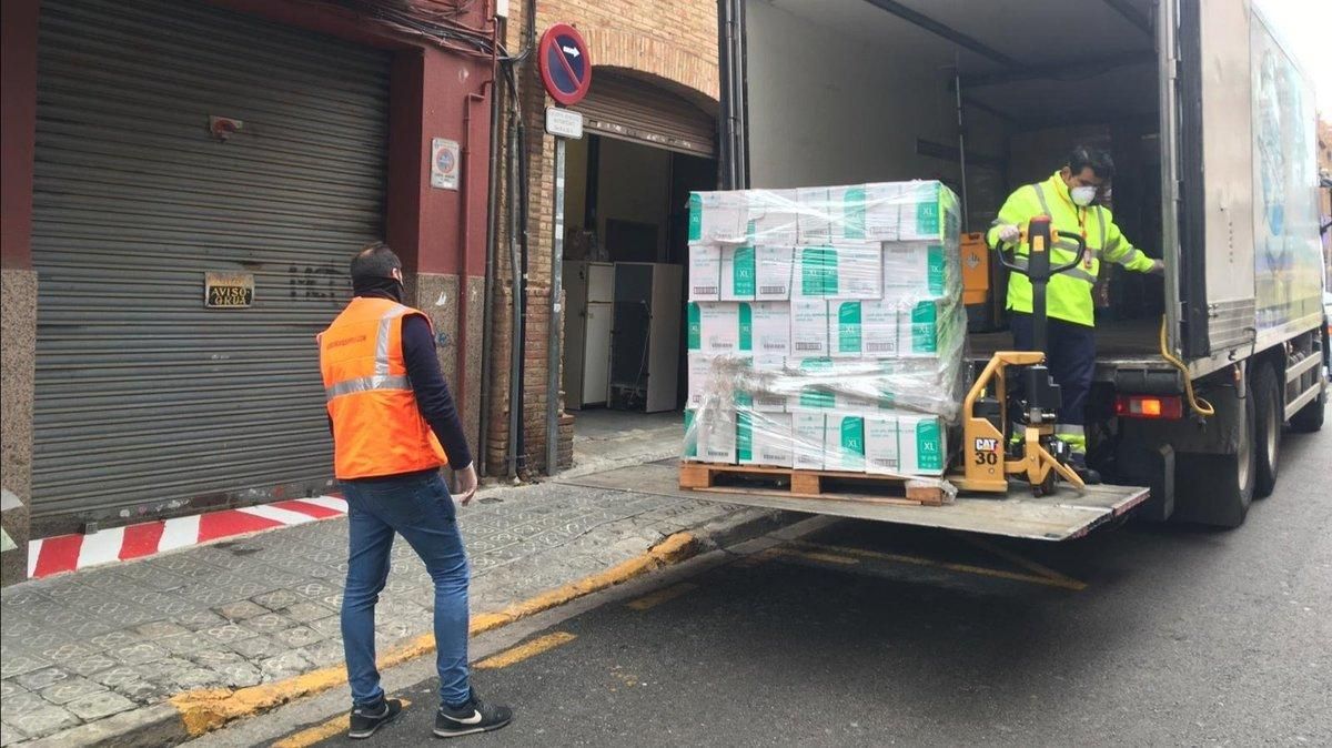  Donación de mascarillas en Sant Boi