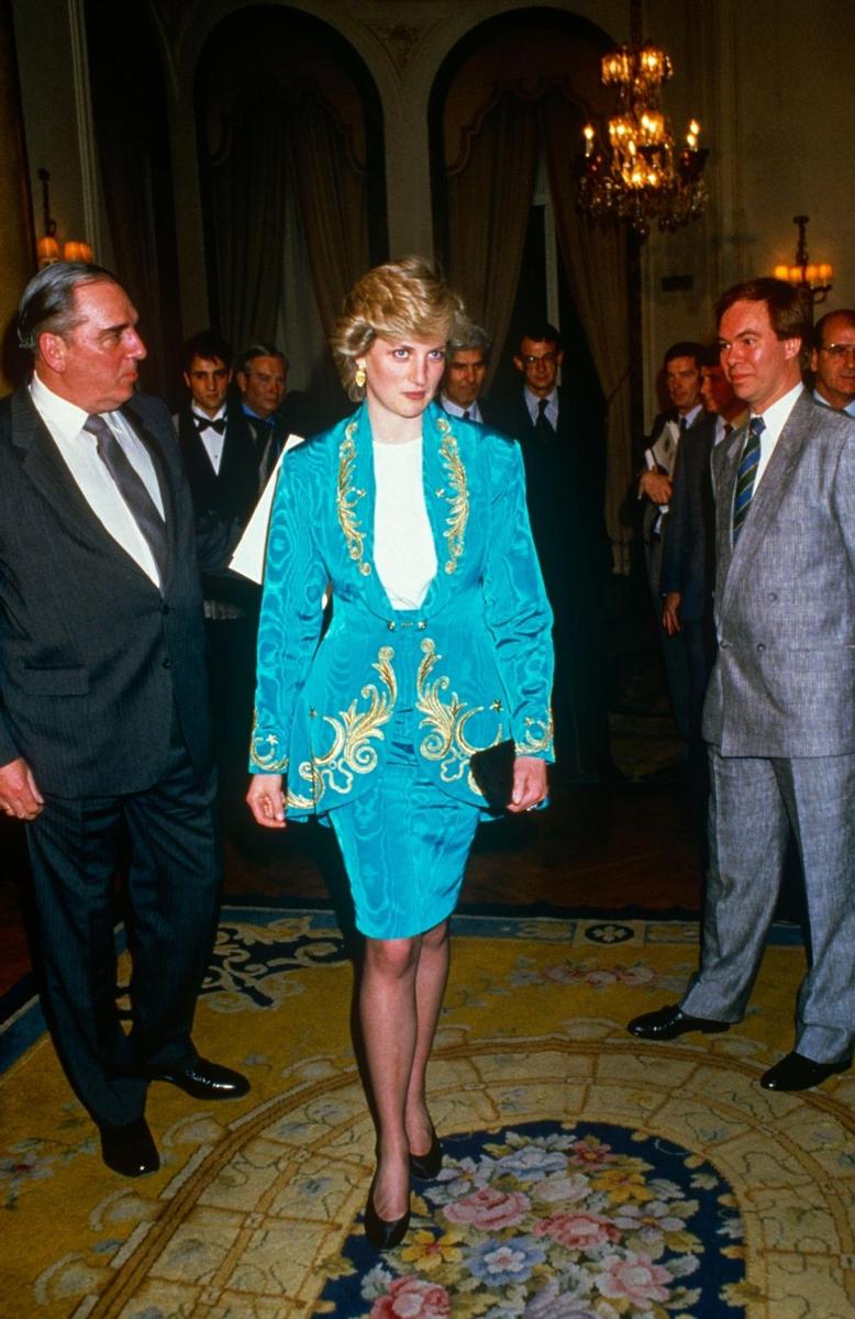 Diana de Gales con traje de chaqueta y falda de Rifat Ozbek