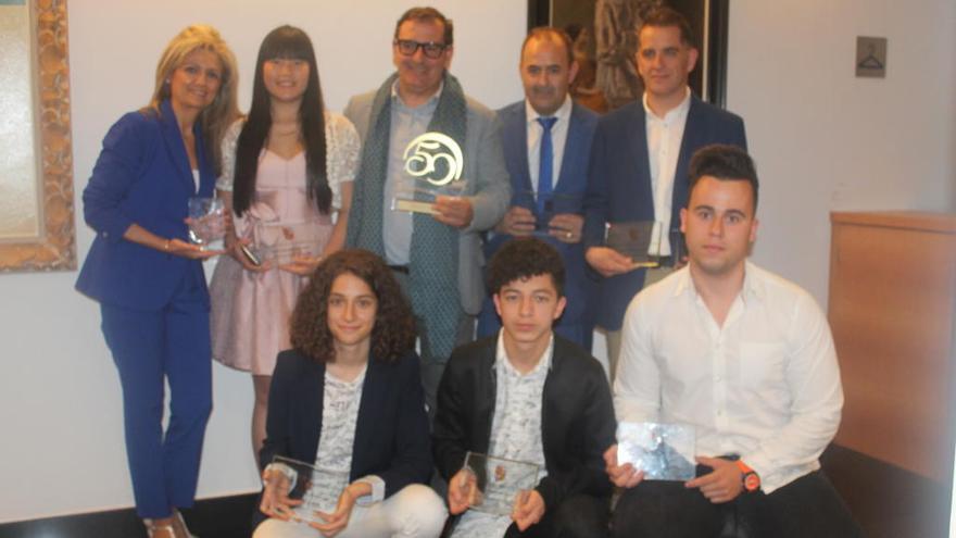 Los judokas zamoranos posan con su premio tras la Gala de Judo de Castilla y León