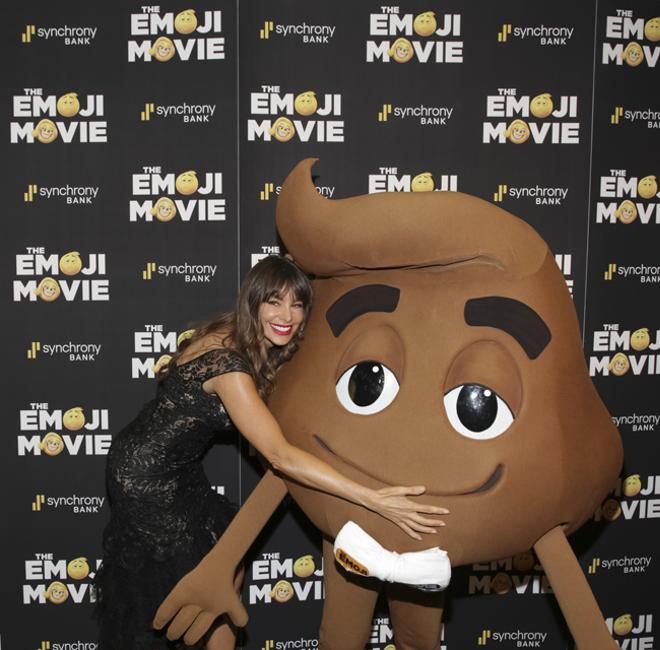 Sofía Vergara abraza a la caca de whatsapp en la película 'The Emoji Movie'