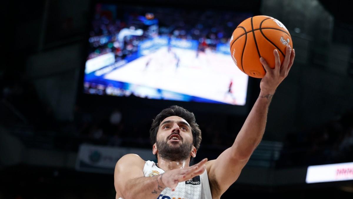 El base argentino del Real Madrid Facundo Campazzo en acción este domingo