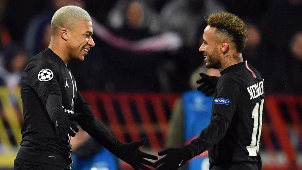 Mbappé y Neymar celebran un gol