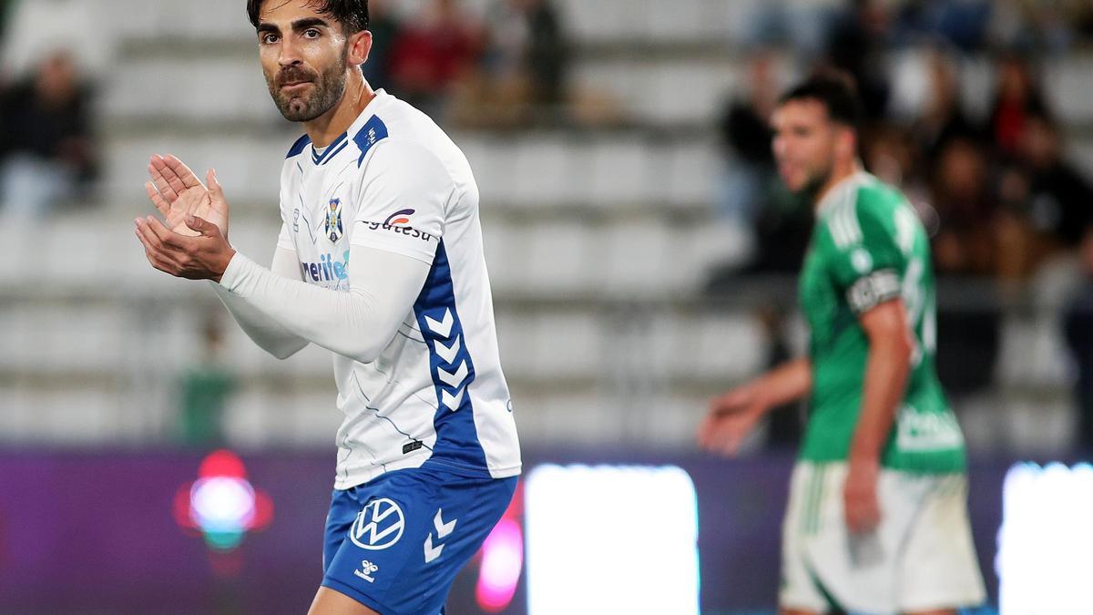El defensa José León alcanza los 150 partidos disputados con el Tenerife