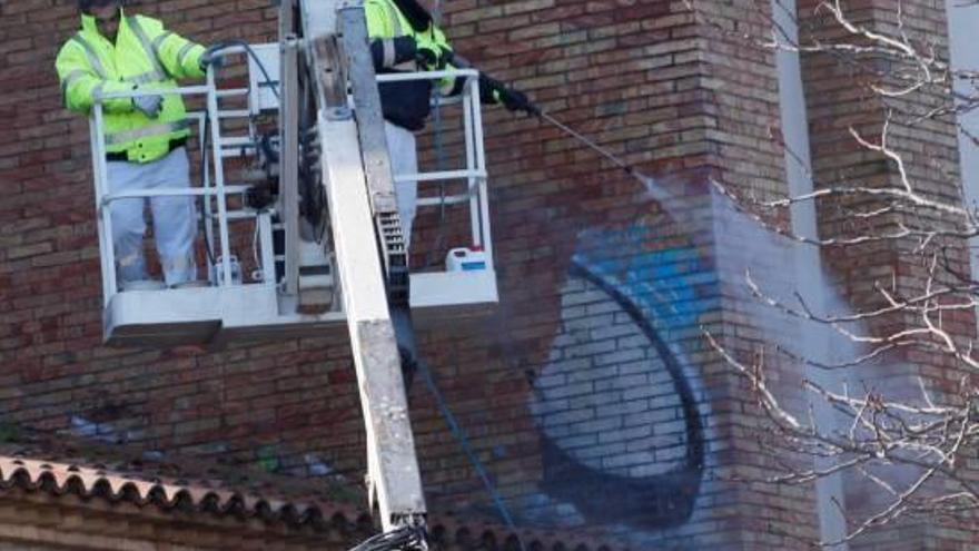 Neteja d&#039;un grafit a l&#039;església de Sant Josep de Girona, en una imatge d&#039;arxiu.