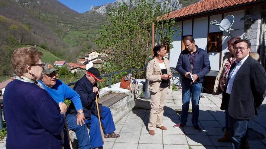 Por la derecha, Rafael Alonso, María Antonia García, Juan Ramón González y Carmen Pérez, junto a a vecinos de Caleao, en la mañana de ayer.