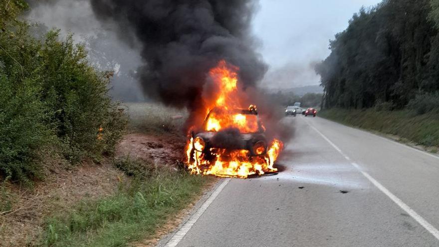 Espectacular incendi d&#039;un cotxe a Rupià