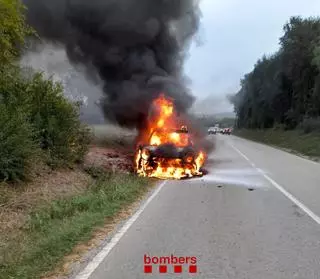 Crema un cotxe a Rupià