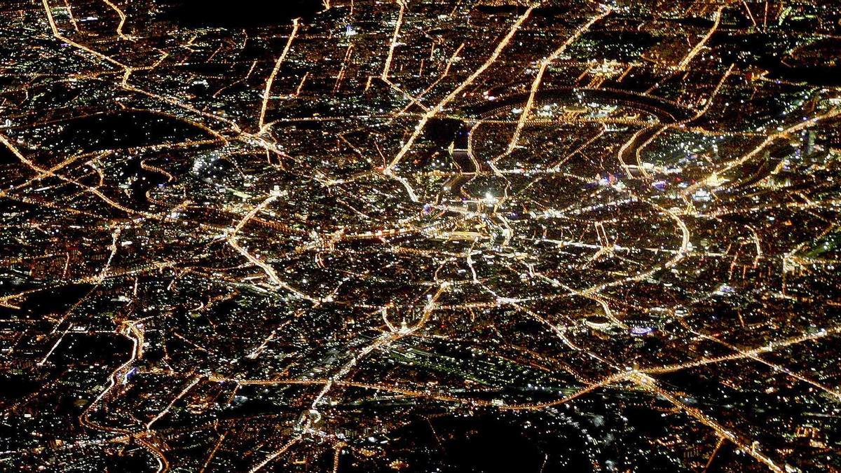 Una vista general de la noche Moscú se ve desde la ventana de un avión de pasajeros.