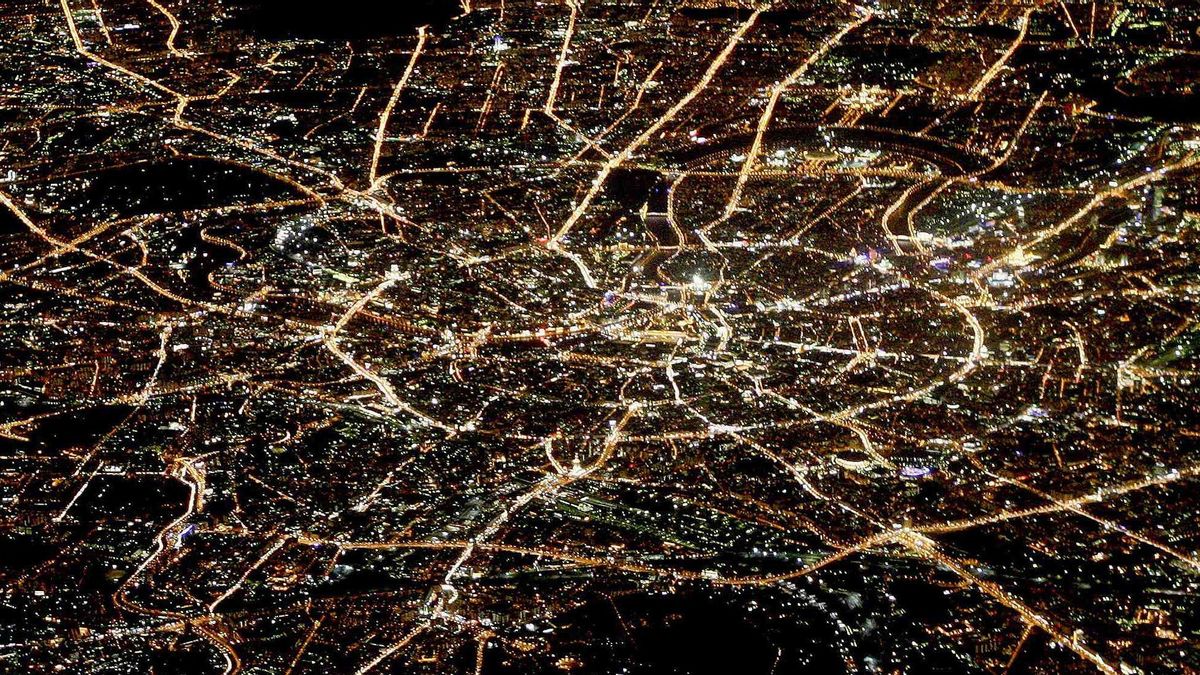 Una vista general de la noche Moscú se ve desde la ventana de un avión de pasajeros. Una vista general de la noche Moscú se ve desde la ventana de un avión de pasajeros.