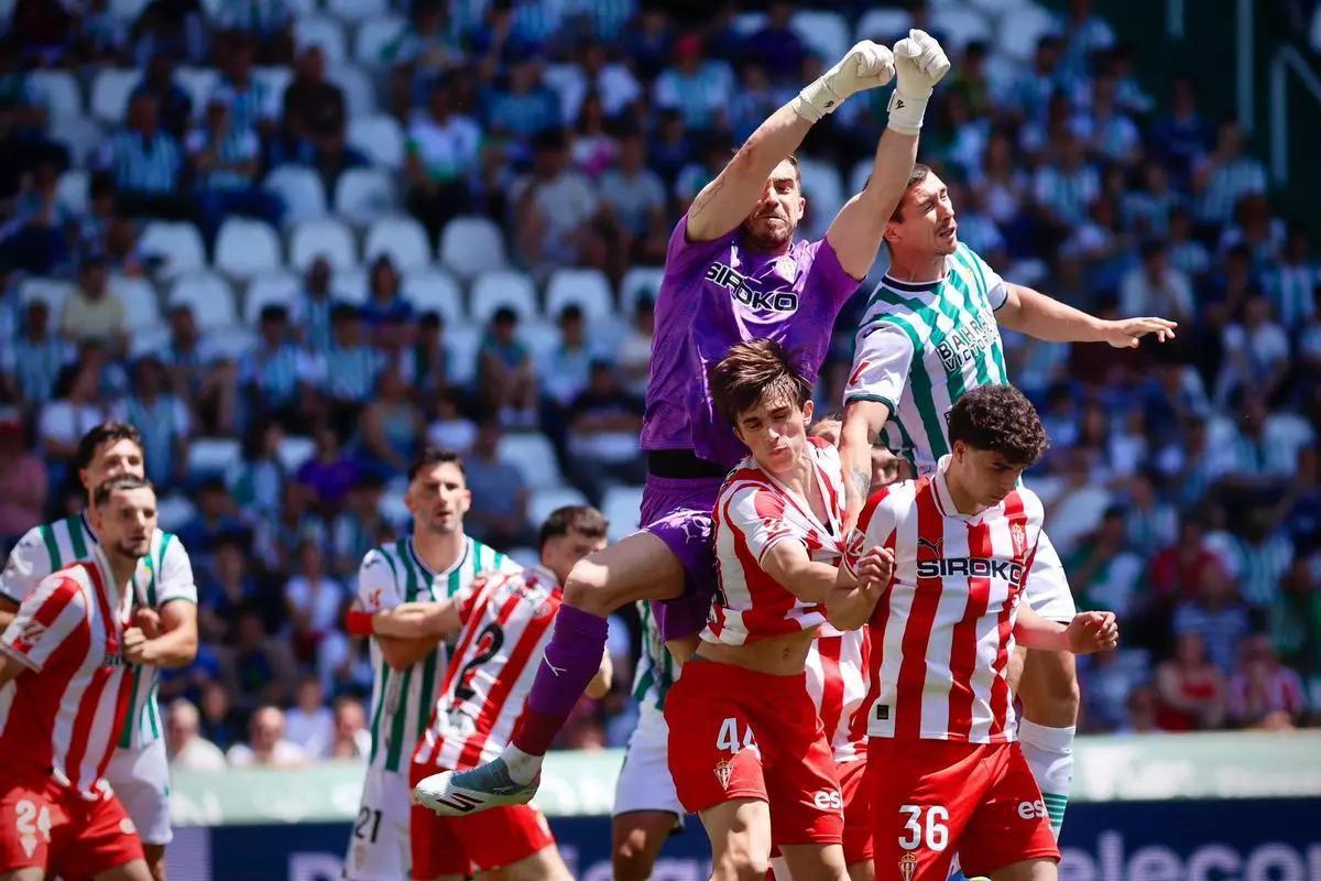 Rubén Yáñez pugna con Fuentes en un balón aéreo del Córdoba CF-Sporting de Gijón.