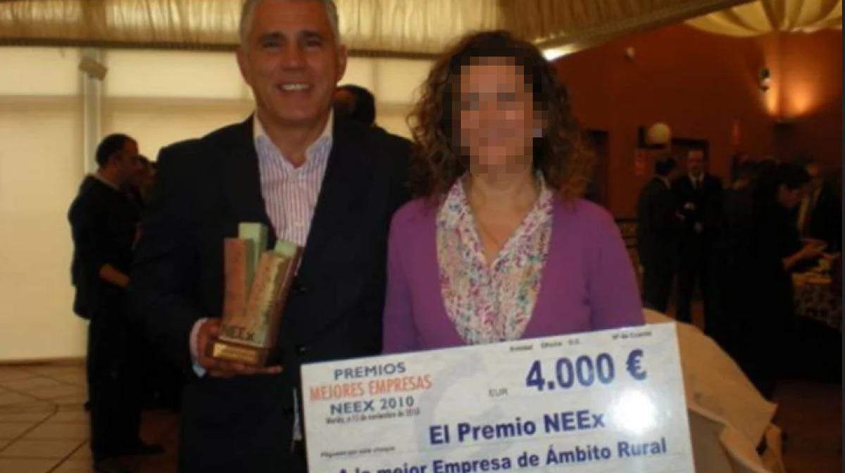 Alfonso Triguero junto su mujer, Rosa, recogiendo un premio.