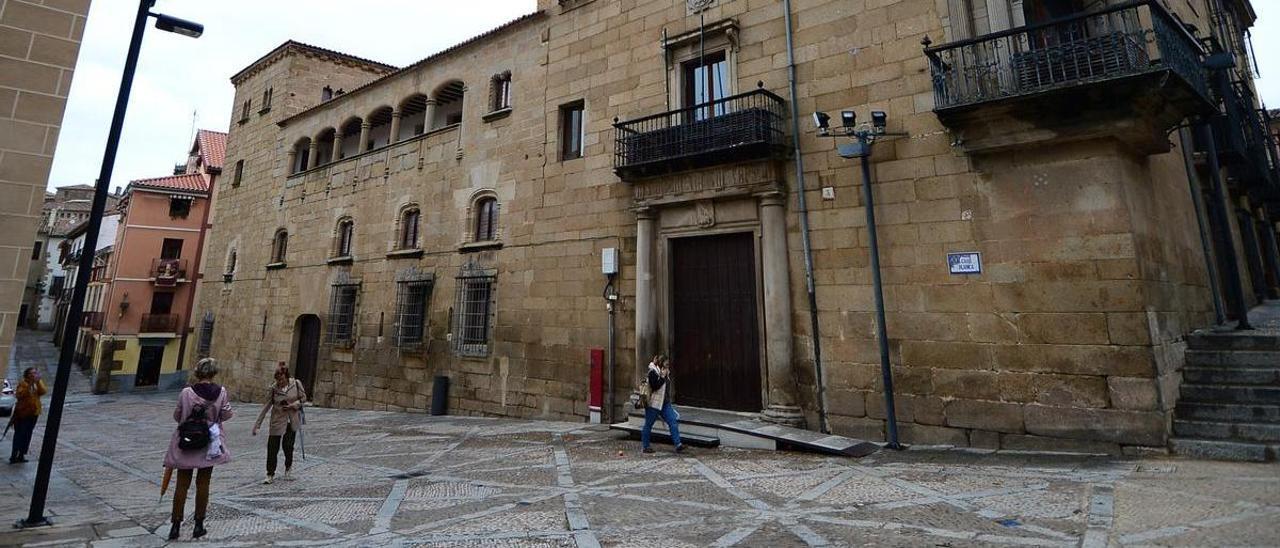 Palacio del Arcediano, en la parte baja, anexo a la Casa del Deán y que debe dedicarse a archivo.