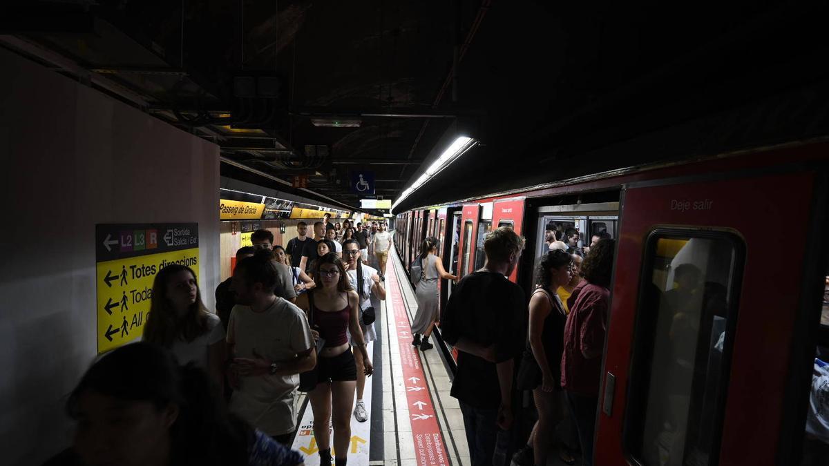 Pasajeros en el andén de la Línea 4 de metro en la estación de Passeig de Gràcia, en Barcelona.