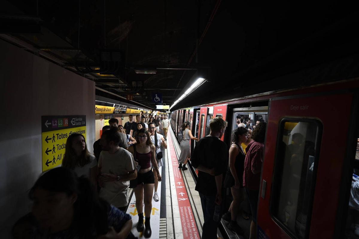 Pasajeros en el andén de la Línea 4 de metro en la estación de Passeig de Gràcia, en Barcelona.