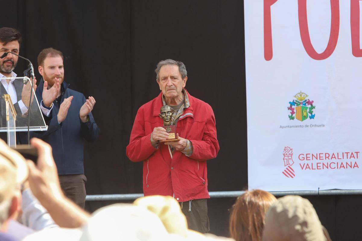 Francisco Esteve recogiendo el galardón de "Senderista del año" en 2023