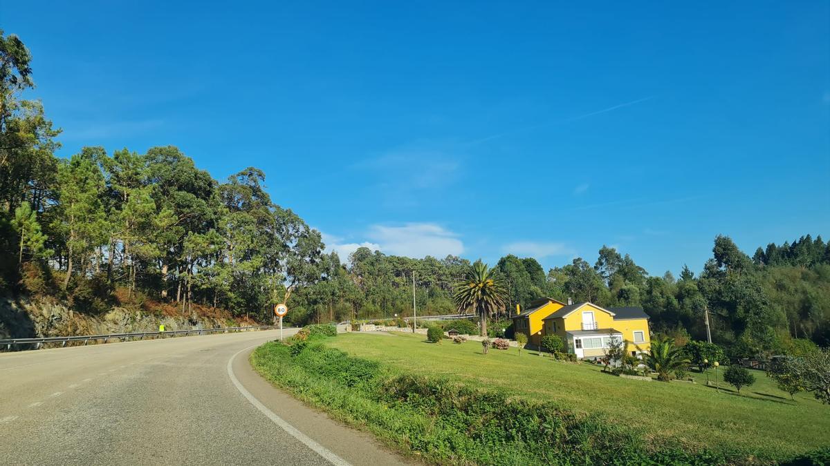 El pueblo de Balmeón en Navia, a la derecha.