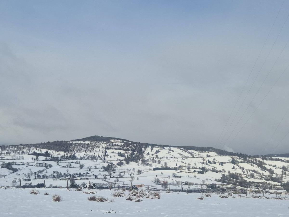 Uno de los puntos de Salas donde la nieve ha dejado un manto blanco