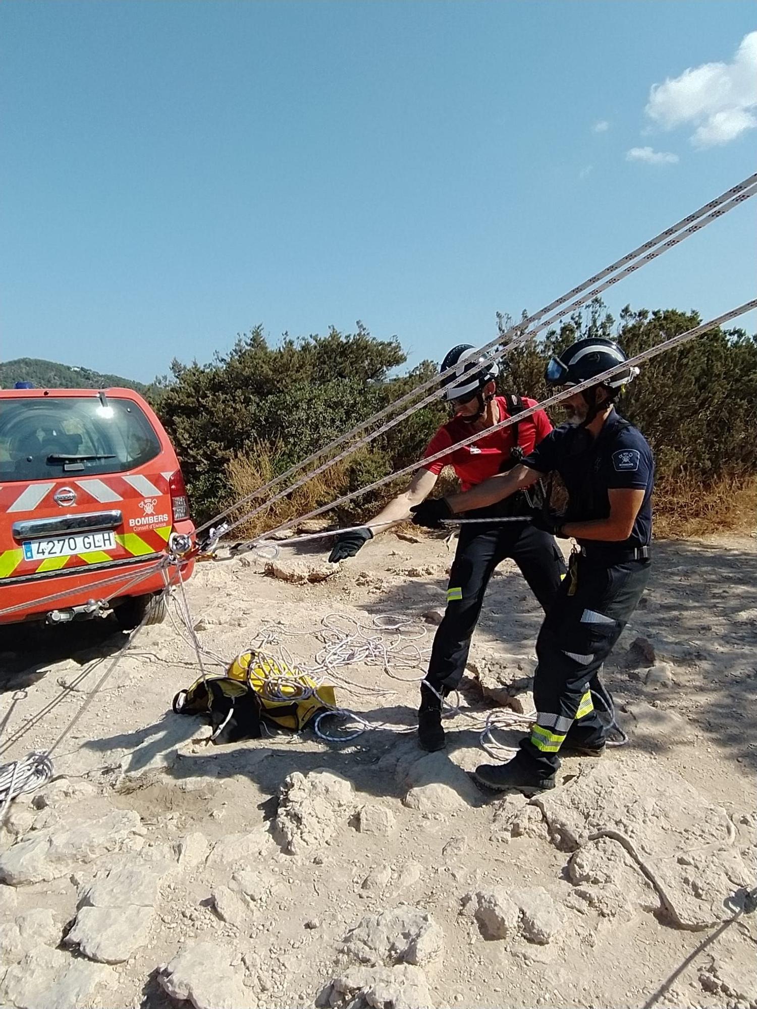 Herido grave un hombre al caer de una altura de 12 metros en Ibiza.