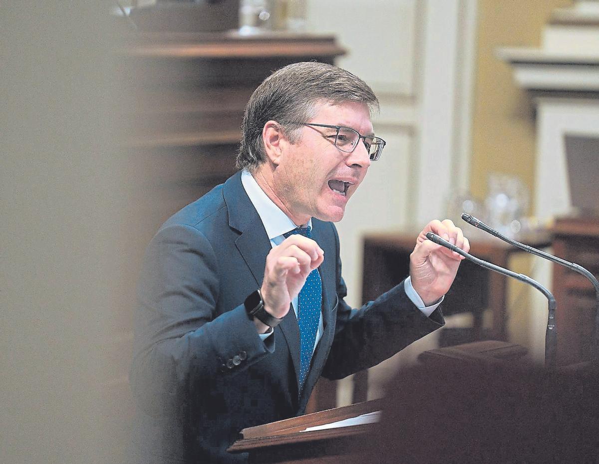 Nicasio Galván, portavoz de Vox en el Parlamento de Canarias, en una intervención desde la tribuna.