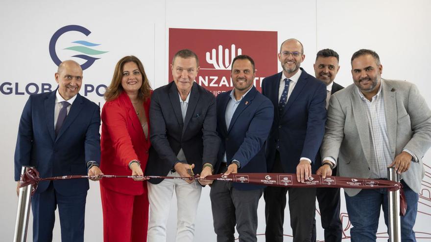 Un momento del corte de la cinta inaugural de las nuevas terminales en el puerto de Arrecife.