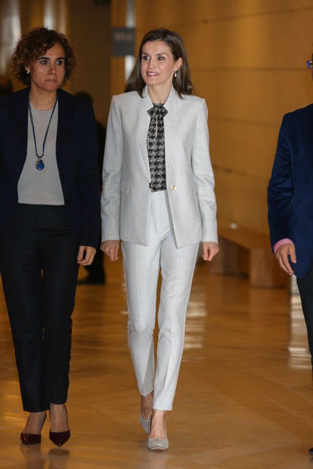 Letizia Ortiz con traje de chaqueta gris de Hugo Boss y blusa estampada de Carolina Herrera