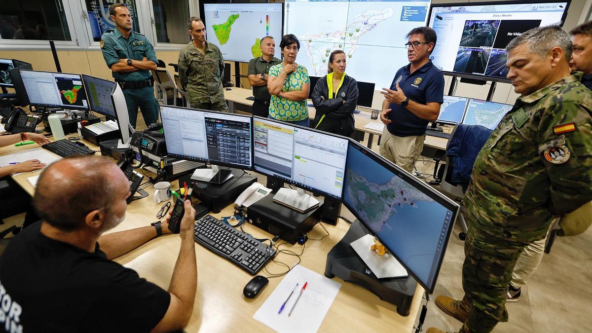 Imagen de una visita de la presidenta del Cabildo, Rosa Dávila, al Cecopin
