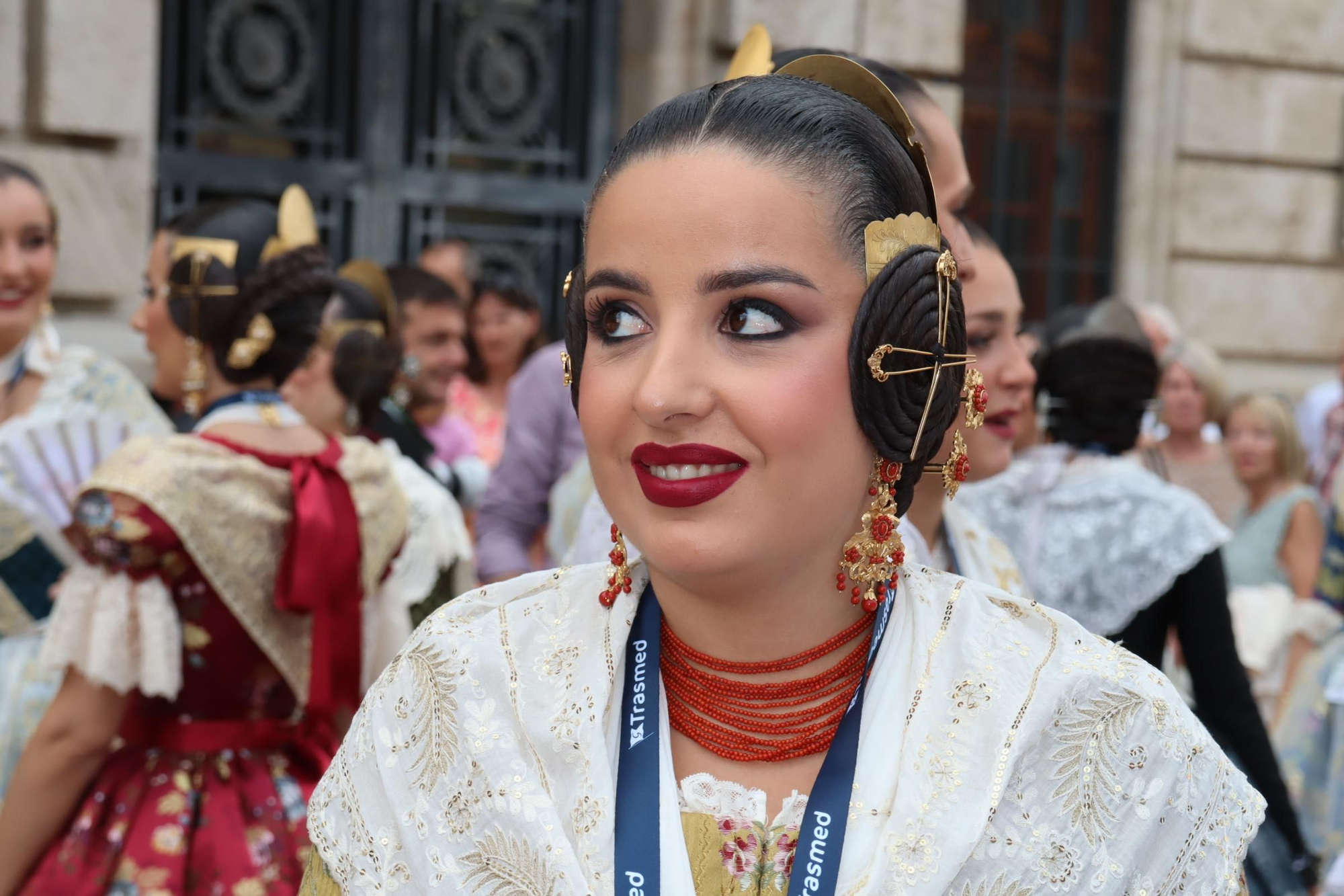 Concentración fallera en la Plaza del Ayuntamiento con las candidatas a FMV2025