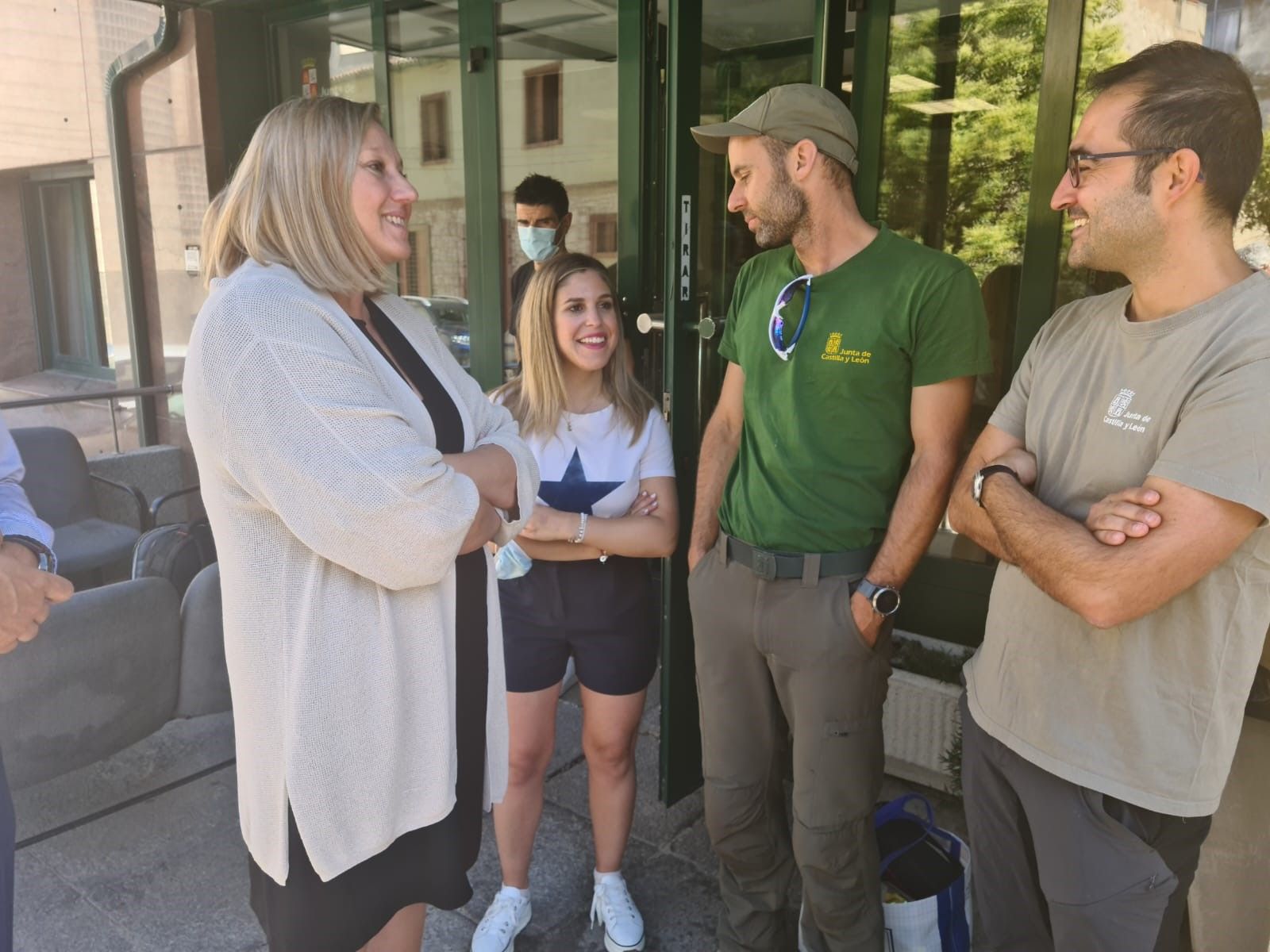 La consejera, con dos brigadistas y la directora general del Instituto de la Juventud, Estela López