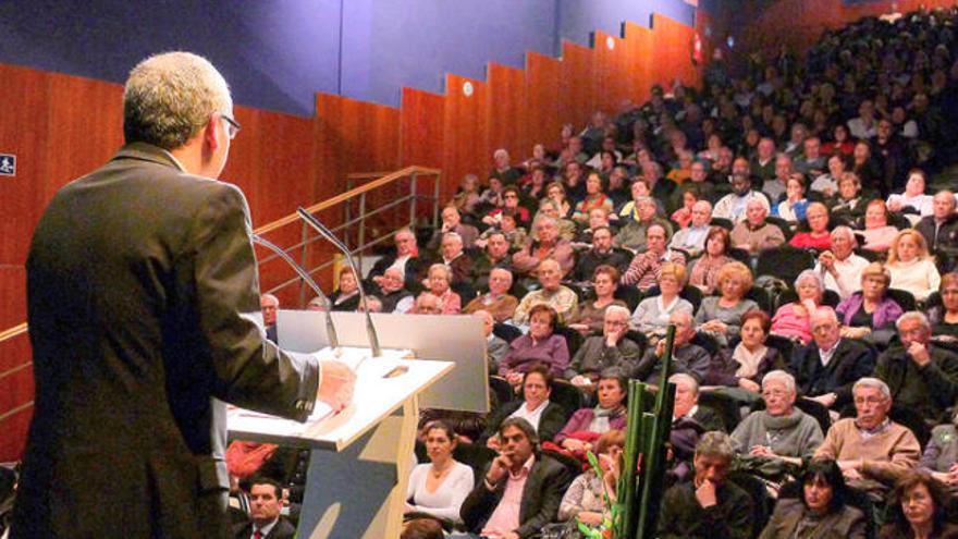 Marigó davant del Teatre ple.