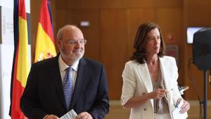 El director general de la CECA, José María Méndez, y la presidenta de la AEB, Alejandra Kindelán