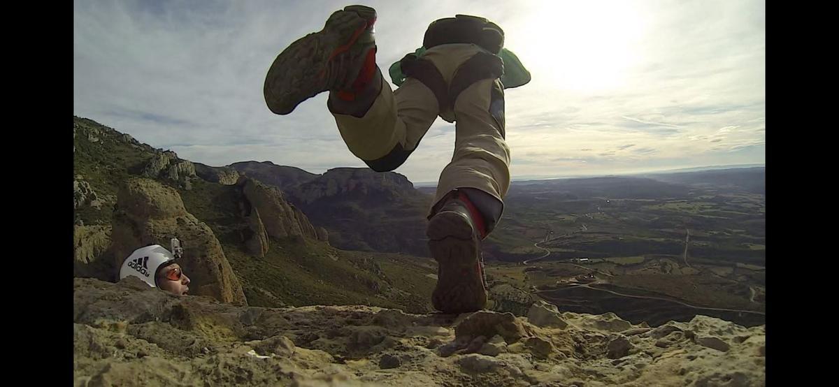 Darío Barrio (a la izq.) observa a uno de sus amigos saltando al vacío.