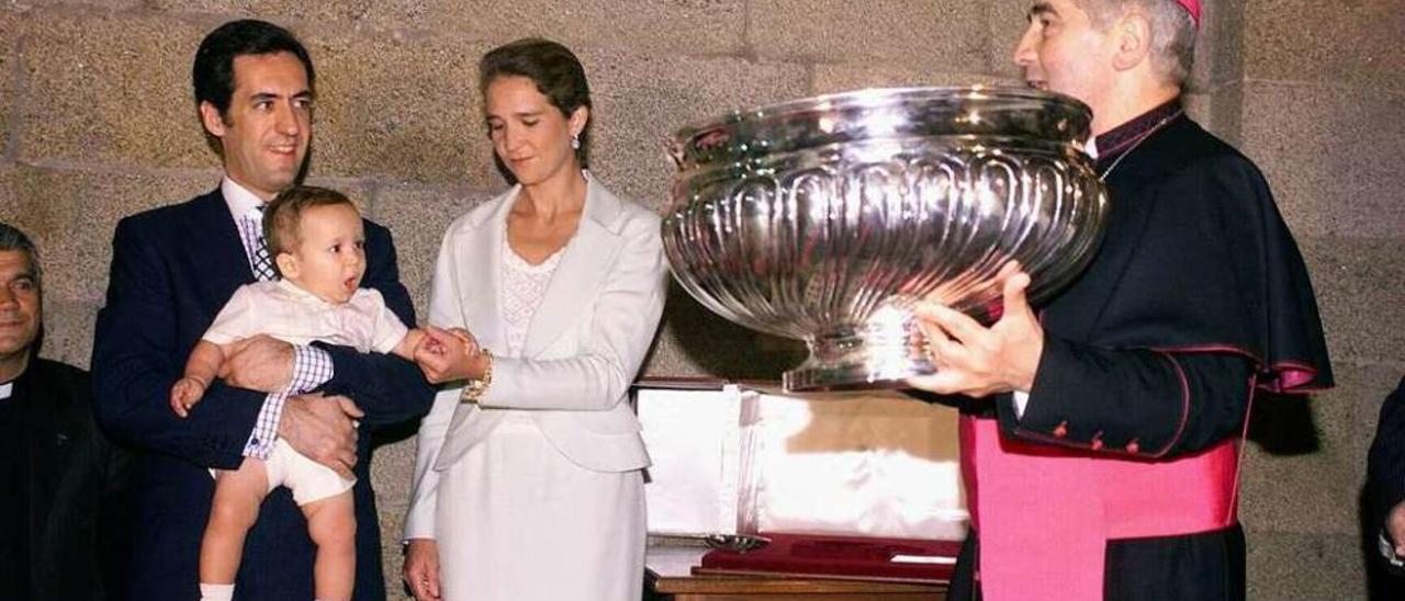 Fray José recibe de los duques de Lugo una pila bautismal para la capilla de San Froilán, en una visita de la representante de la Casa Real a la capital lucense, en 1999. // Manuel H de León