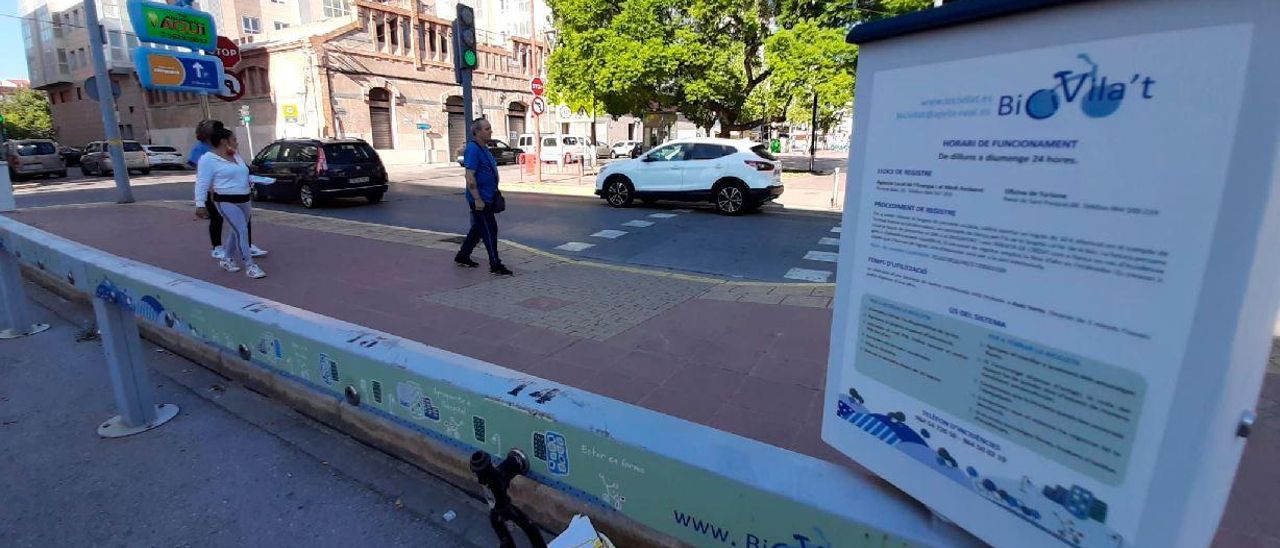 Imagen actual del puesto de préstamo de bicicletas de la plaza del Llaurador que, hasta la suspensión del servicio, fue objeto de varios actos vandálicos.