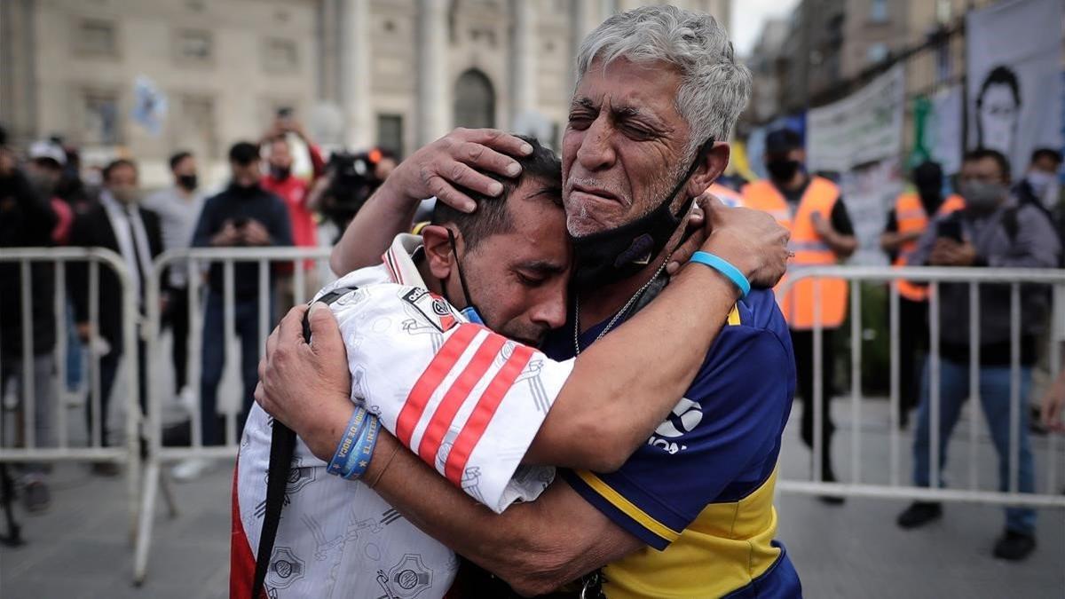 Hinchas de Boca Juniors y River Plate, dos rivales históricos, no tienen consuelo.