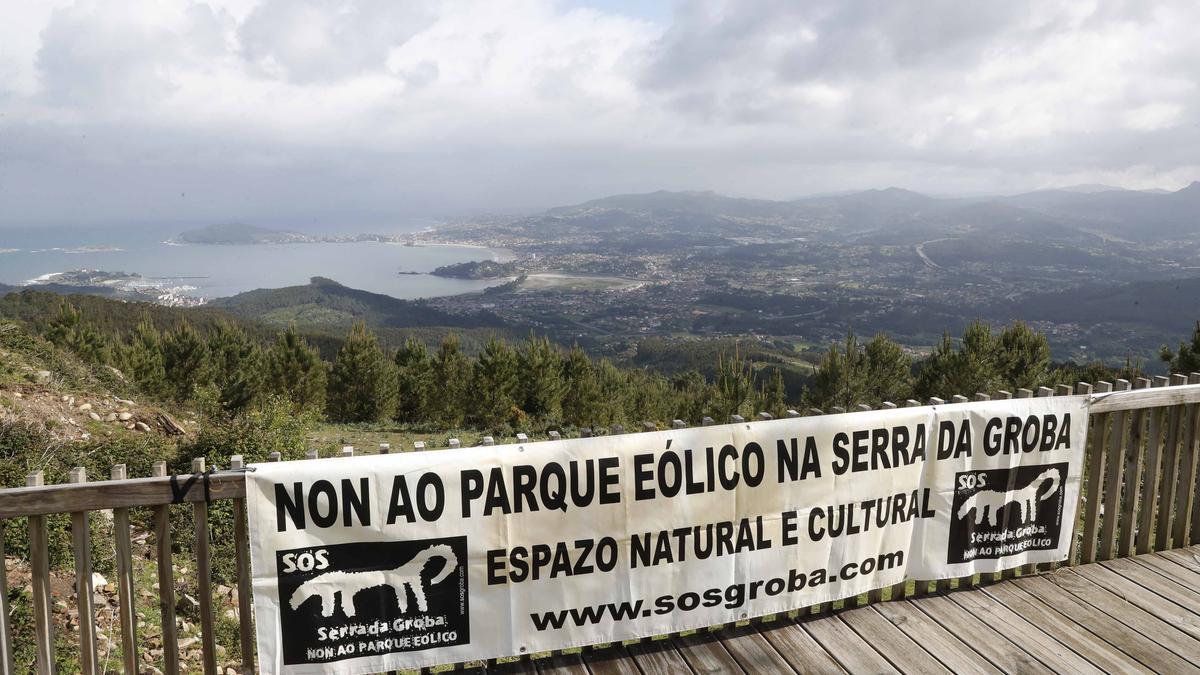 Una pancarta contra los parques eólicos en la Serra da Groba, en O Cortelliño. // Pablo Hernández Gamarra