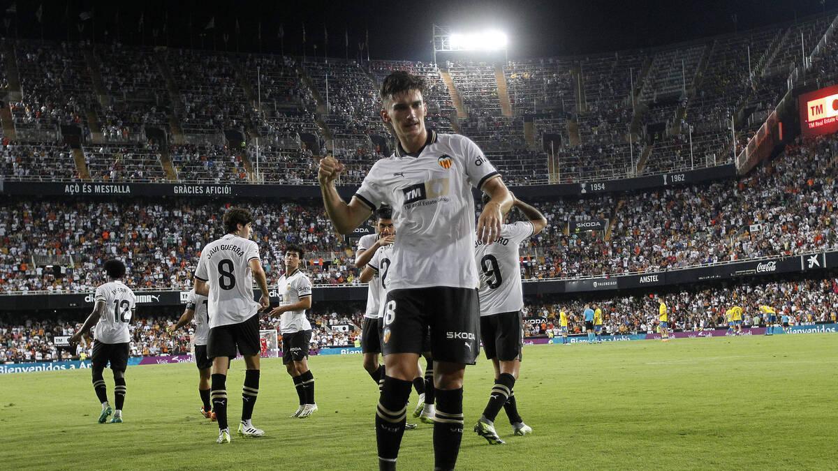 Pepelu celebra un gol con el Valencia en Mestalla