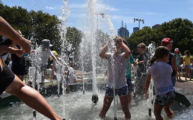 Los espectadores, grandes y pequeños, se refrescaban en las fuentes de Melbourne Park