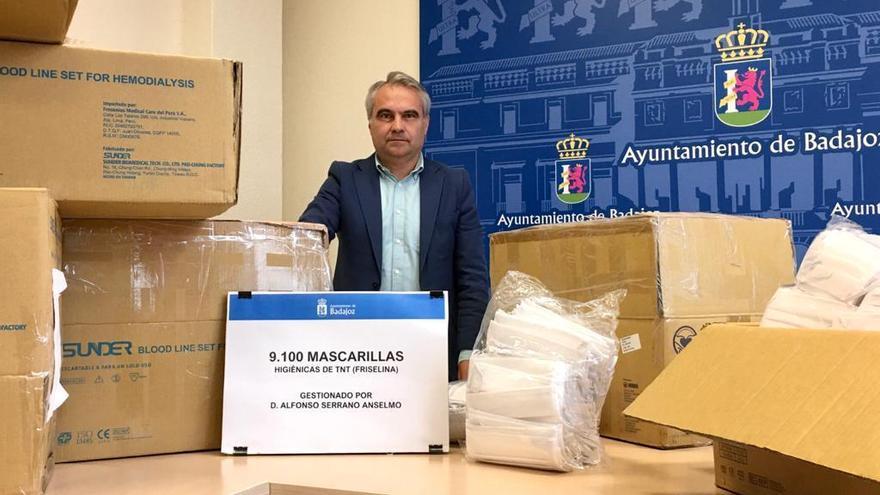 El Ayuntamiento de Badajoz repartirá entre los mayores 9.500 mascarillas donadas por empresarios peruanos