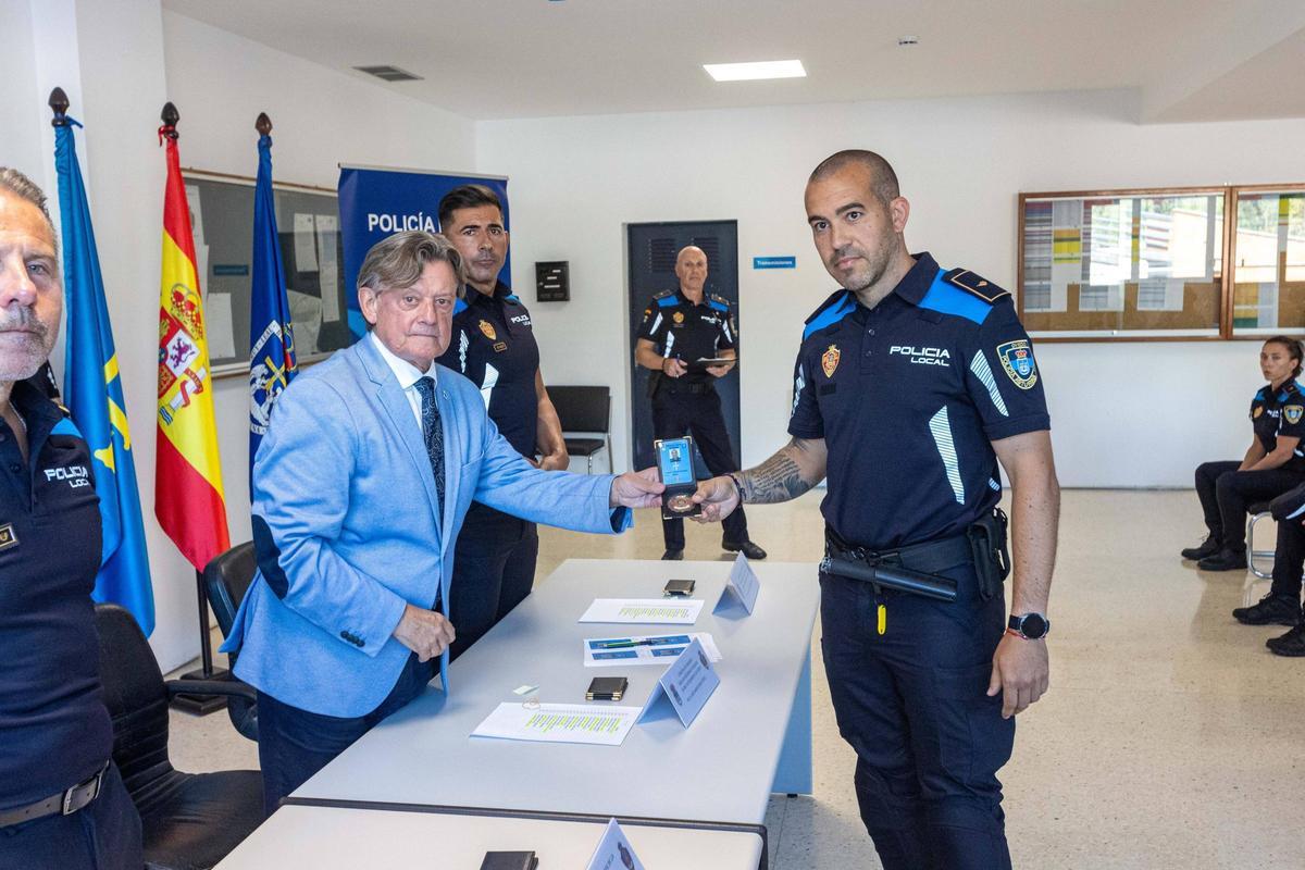 25 nuevos agentes interinos recogen sus acreditaciones policiales tras superar un intenso periodo de prácticas.