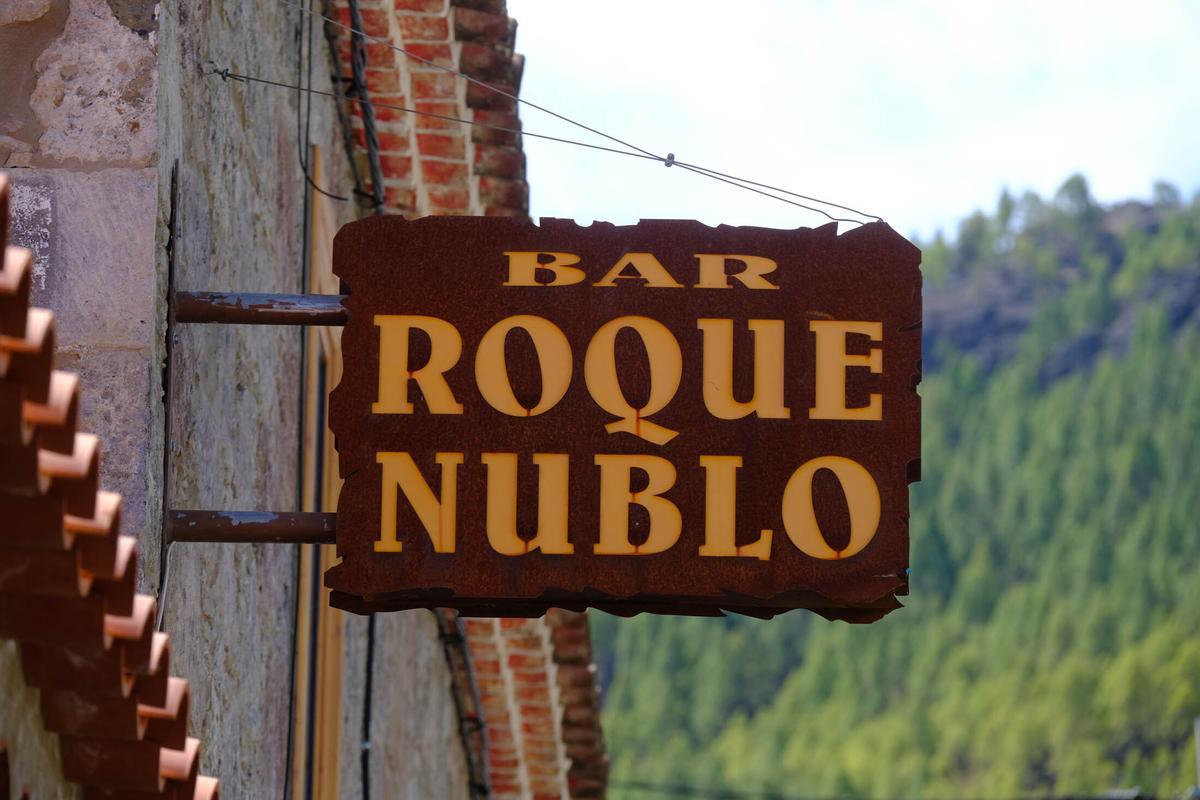 Cartel del restaurante con su antiguo letrero como  Bar Roque Nublo.