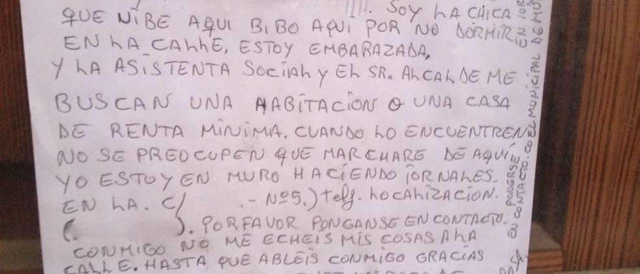 El cartel está colgado en un casal abandonado de la calle del Teatre.