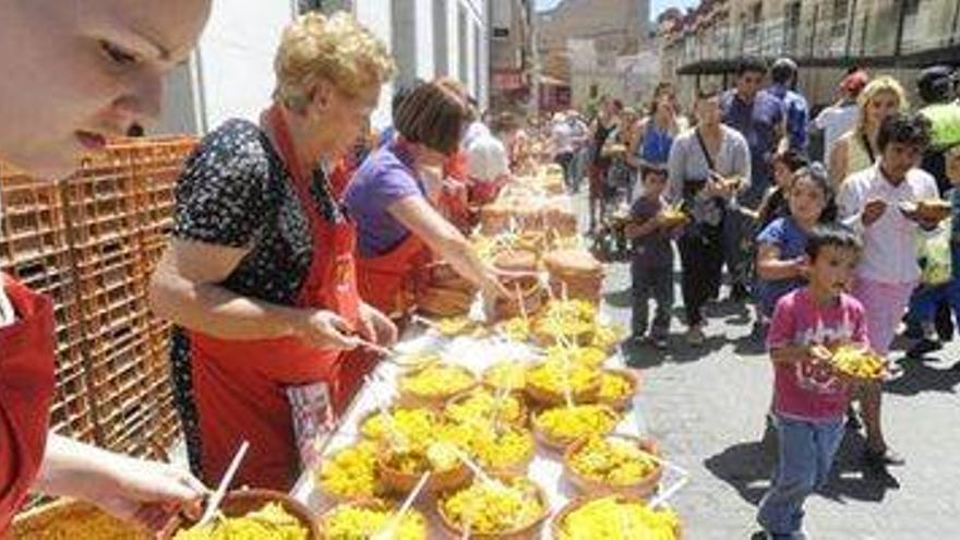 Almassora reparte más de 8.000 ‘cassoletes’ de arroz en su día grande