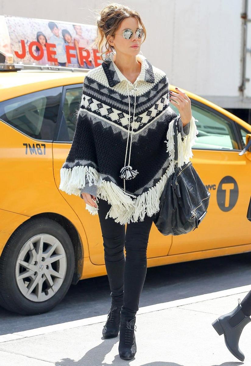 Kate Beckinsale, elegancia en clave poncho