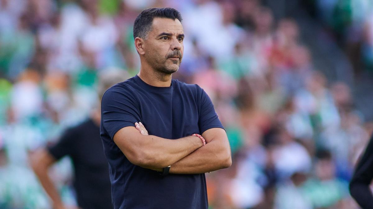 Michel observa el partido del Girona en el Benito Villamarín ante el Betis.