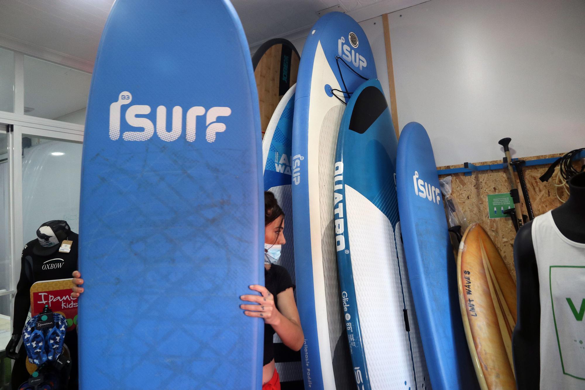 Aumenta la práctica de surf y paddel surf en las playas de Málaga