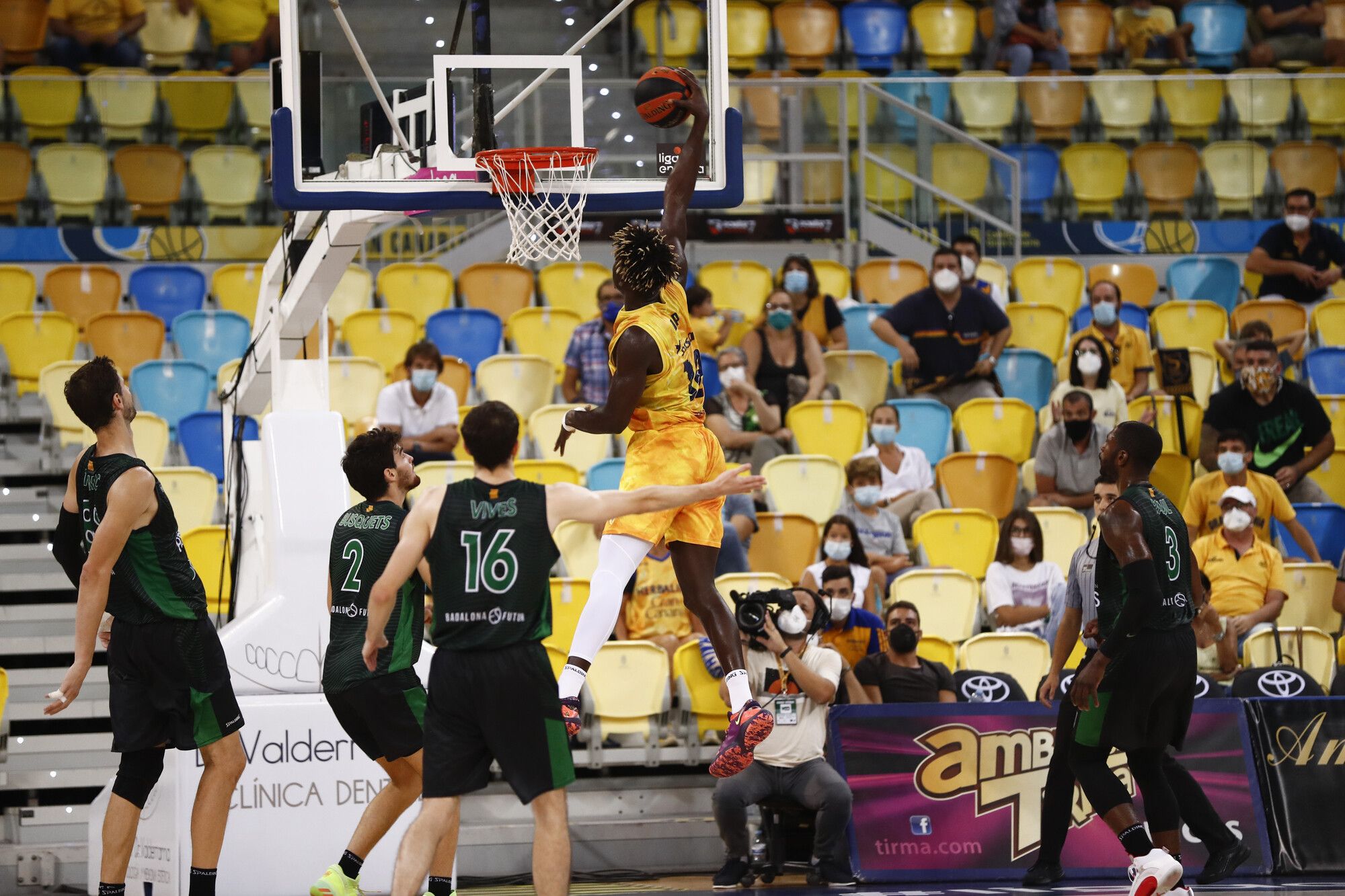 Diop machaca el aro en una acción del partido entre el Gran Canaria y el Joventut