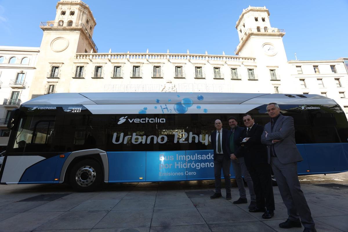 El Ayuntamiento y Vectalia han presentado un prototipo de autobús, con hidrógeno verde, que no se prevé incluir en la flota hasta la siguiente renovación de la contrata