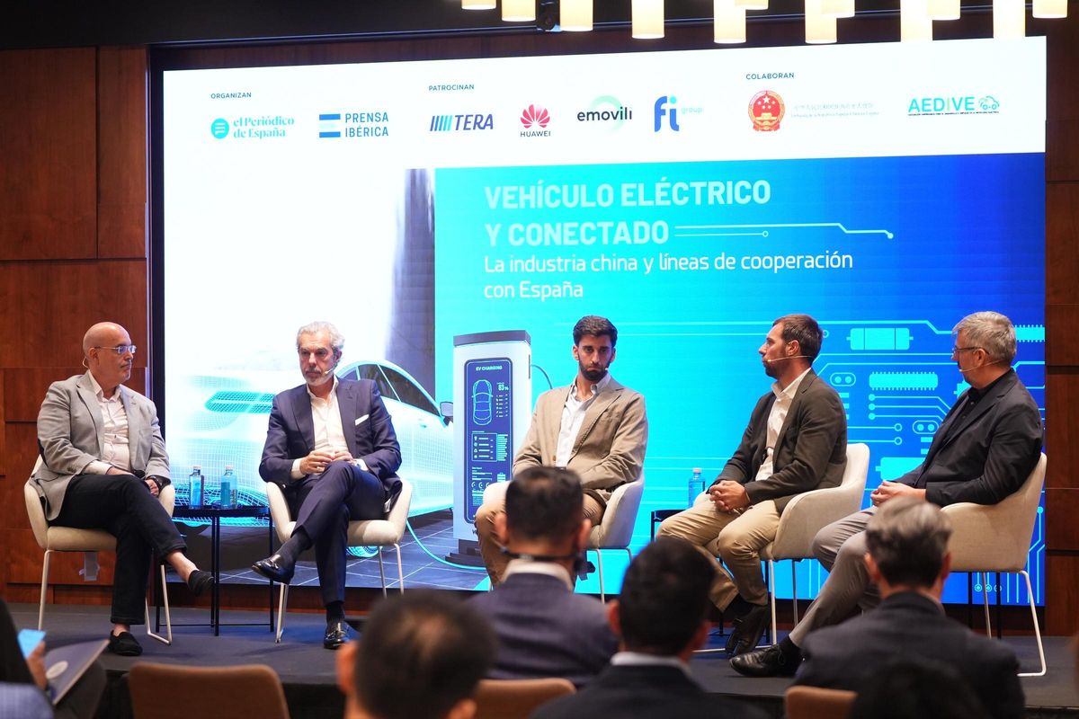 De izquierda a derecha, Arturo Pérez de Lucía (Aedive), Francisco Casas (Emovili), David España (Livoltel), Jorge de Grado (Recyclia), y Domingo López (Tera).