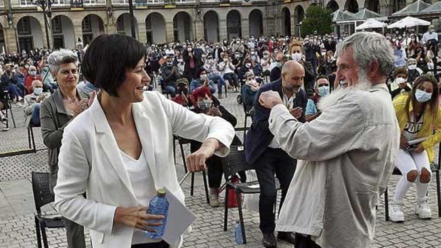 Ana Pontón saluda al candidato por A Coruña en el cierre de campaña en María Pita.